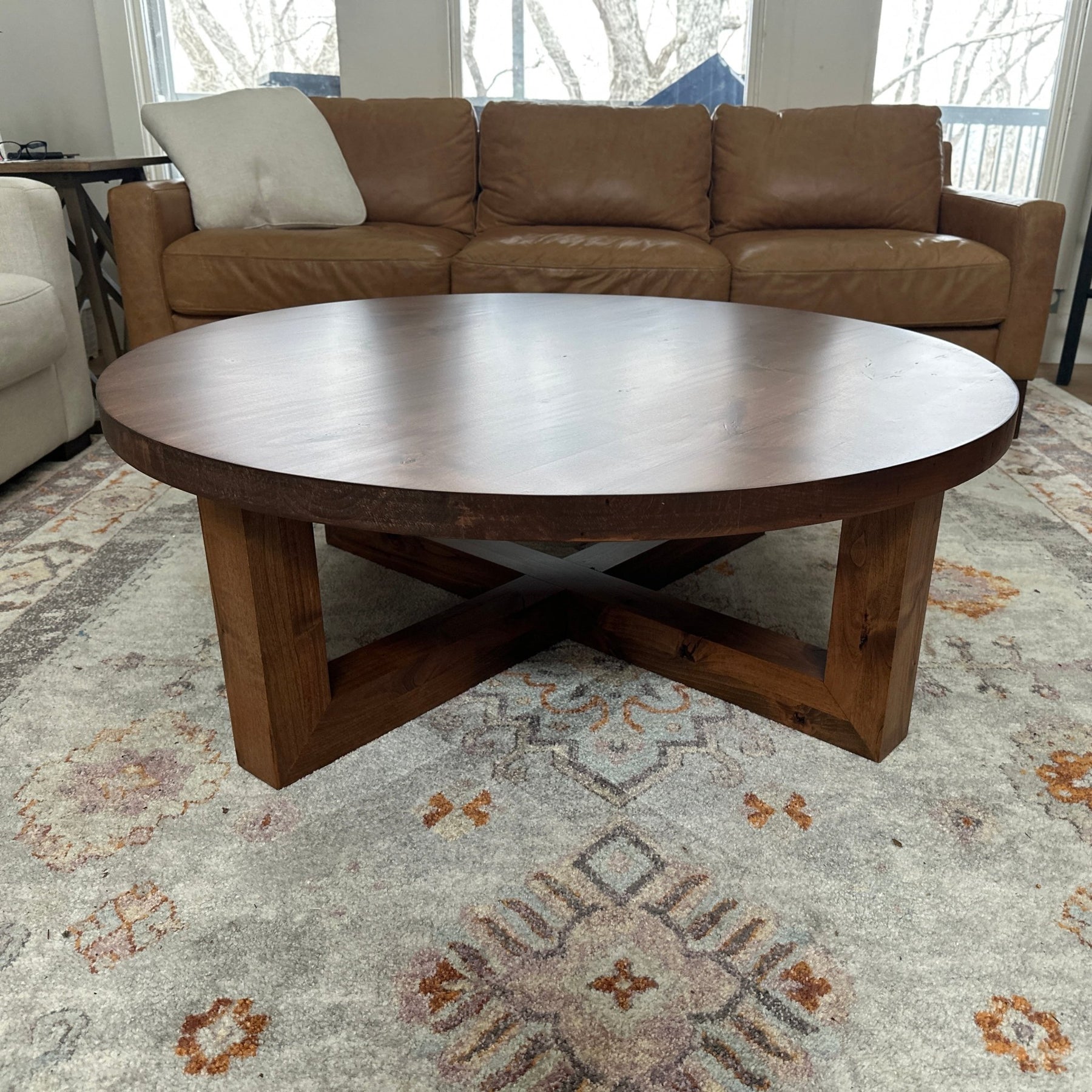 Modern Farmhouse Round Coffee Table: Elegant & Functional Design